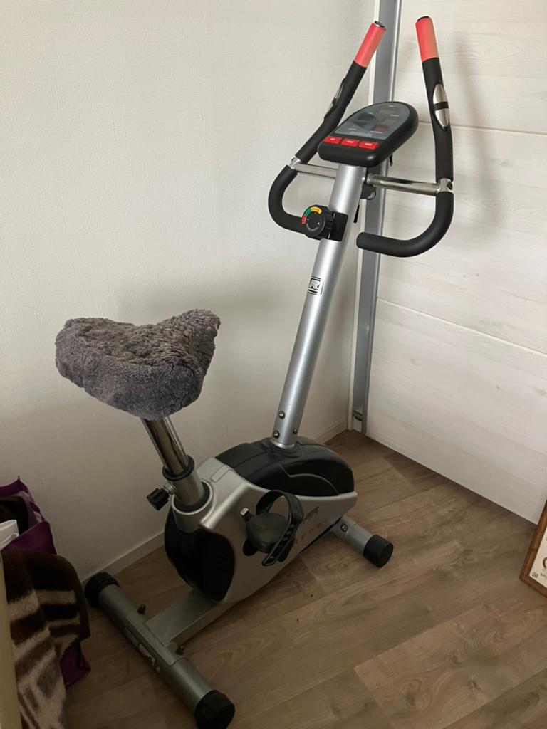 Mooie Hometrainer, Sport en Fitness, Fitnessapparatuur, Ophalen, Gebruikt, Hometrainer