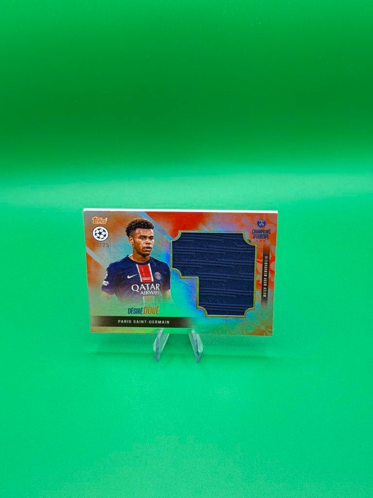 2025 Topps Champions D'Europe Desire Doué Relic 12/25 PSG, Hobby en Vrije tijd, Stickers en Plaatjes, Ophalen of Verzenden, Plaatje