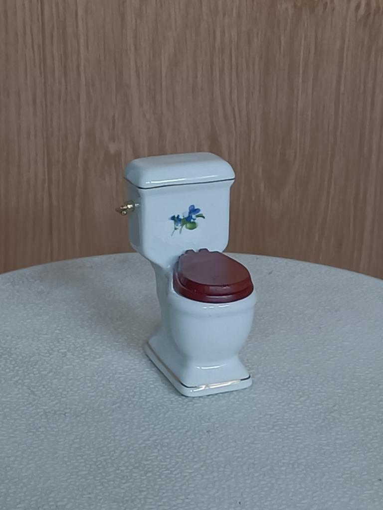 Mooi porseleinen toilet poppenhuis 1:12, Verzamelen, Poppenhuizen en Toebehoren, Ophalen of Verzenden, Zo goed als nieuw, Poppenhuis