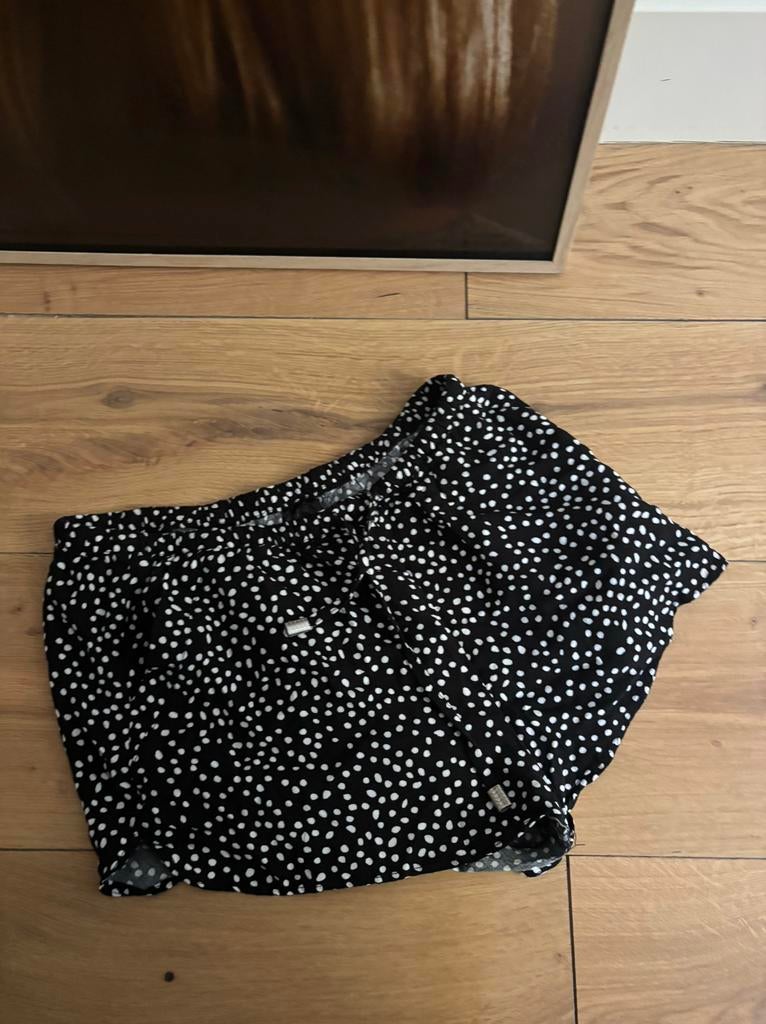 H&M kort broekje, pyjama broekje, kort short maat 36/38, Kort, Zwart, Nieuw, Ophalen of Verzenden