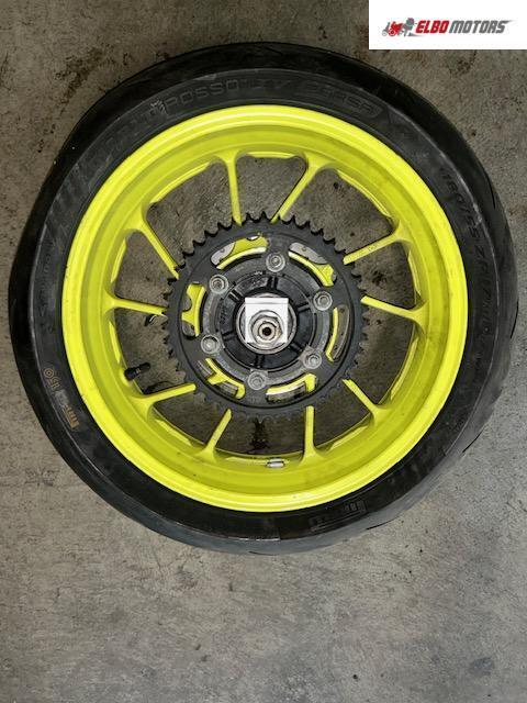 Achtervelg YAMAHA MT 09 MT 07 GEEL PIRELLI BAND, Gebruikt, Ophalen of Verzenden