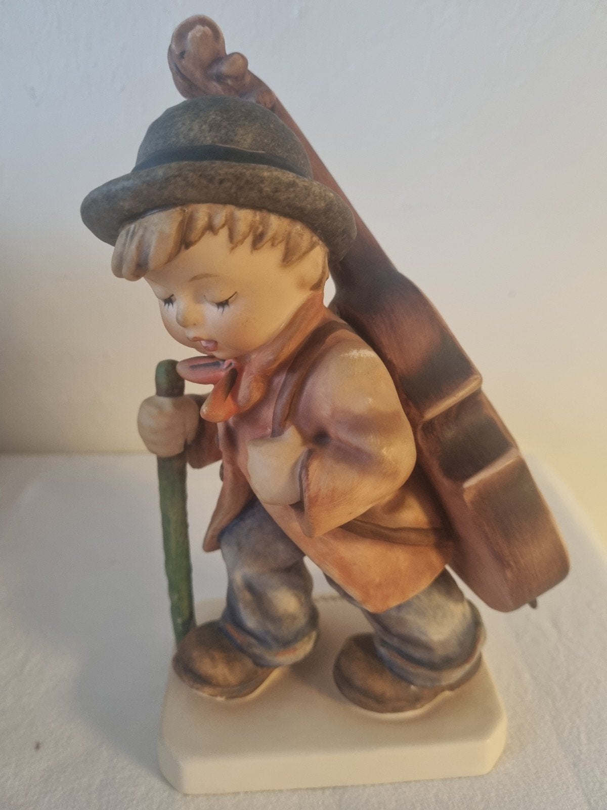 Vintage Hummel beeldje: Jongen met cello, Verzamelen, Ophalen of Verzenden, Zo goed als nieuw