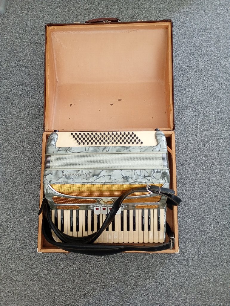 accordeon Mantovani, Gebruikt, 80-bas, Met koffer, Toetsaccordeon