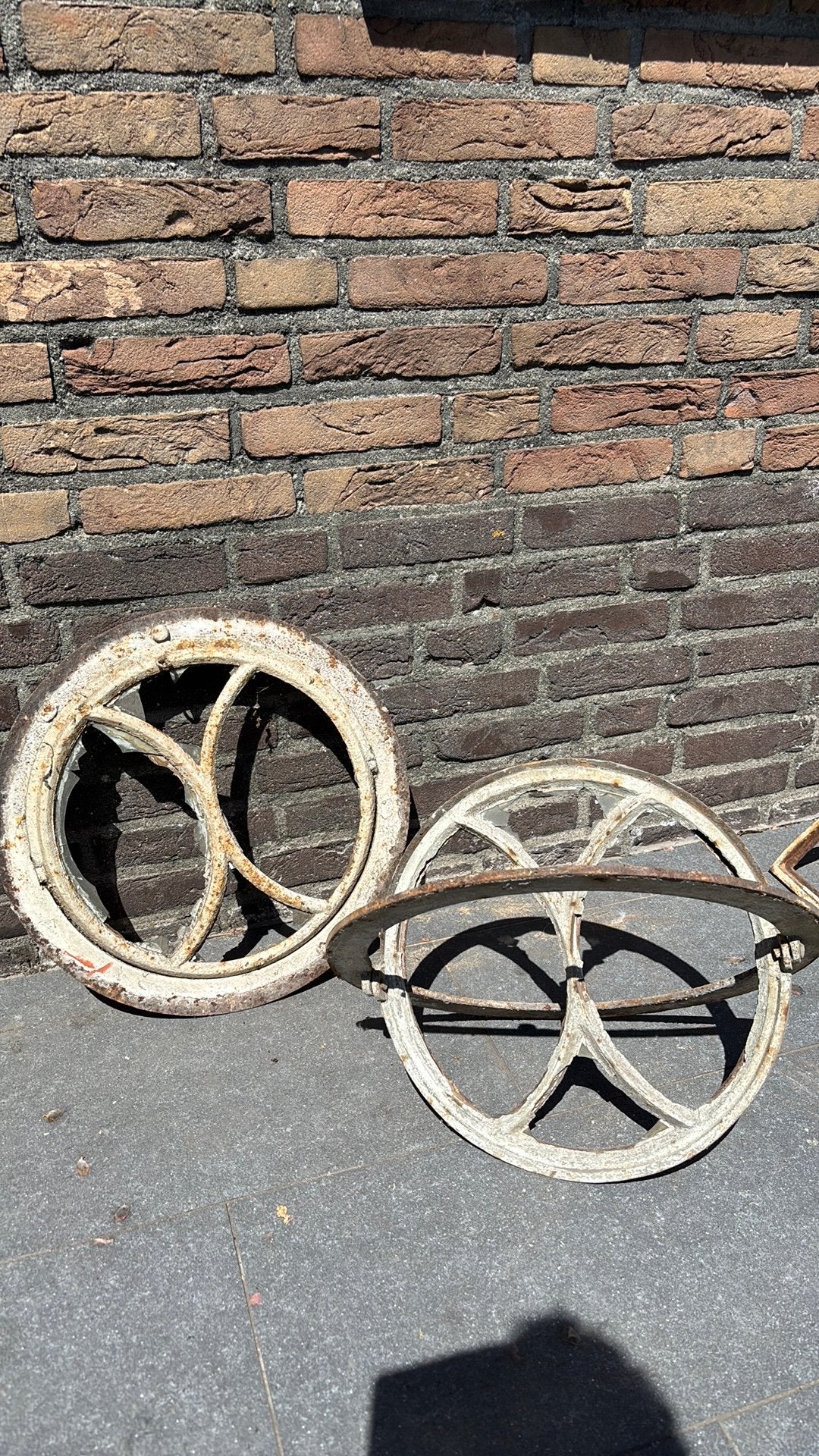 2 antiek/brocante gietijzeren stalramen, Ophalen