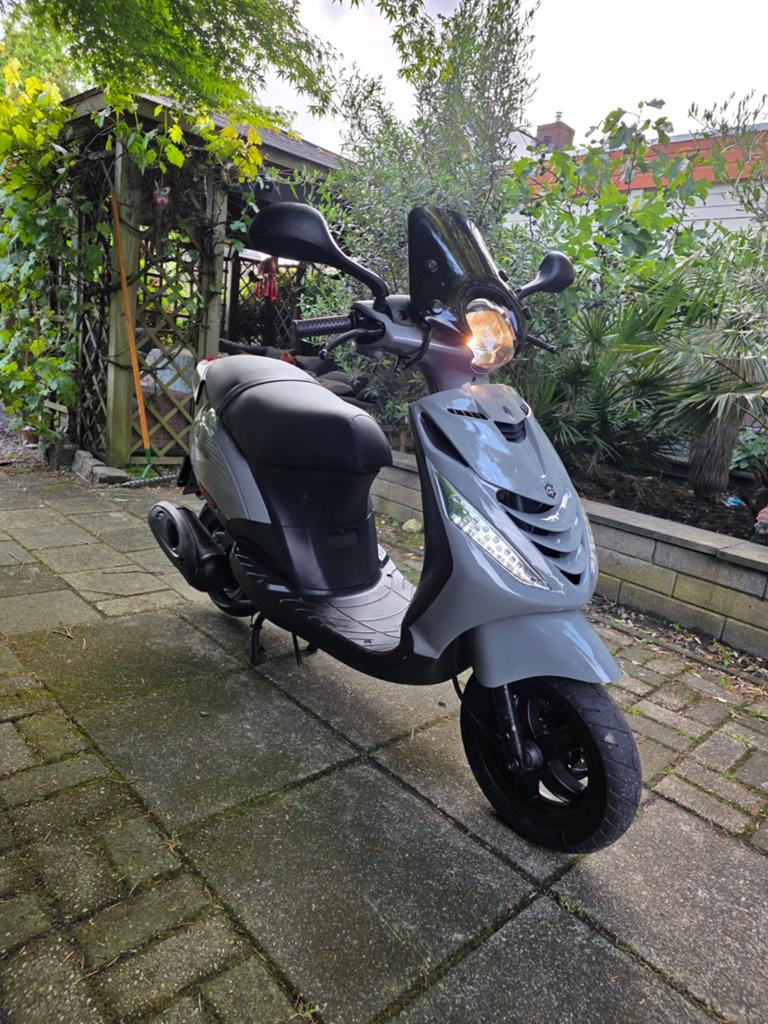 Snelle Piaggio Zip 8000km geel kenteken! (Scooter brommer), Fietsen en Brommers, Brommeronderdelen | Scooters, Ophalen, Zo goed als nieuw