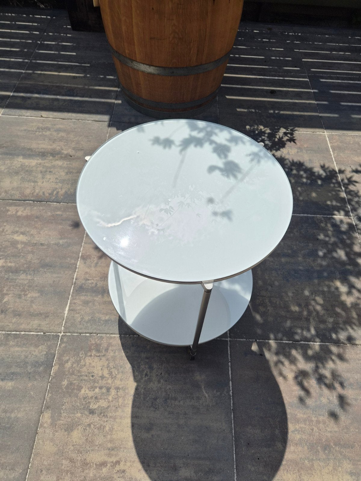 Prachtig bijzettafeltje op wielen - Rond, wit glas en metaal, Huis en Inrichting, Tafels | Bijzettafels, Ophalen, Minder dan 55 cm