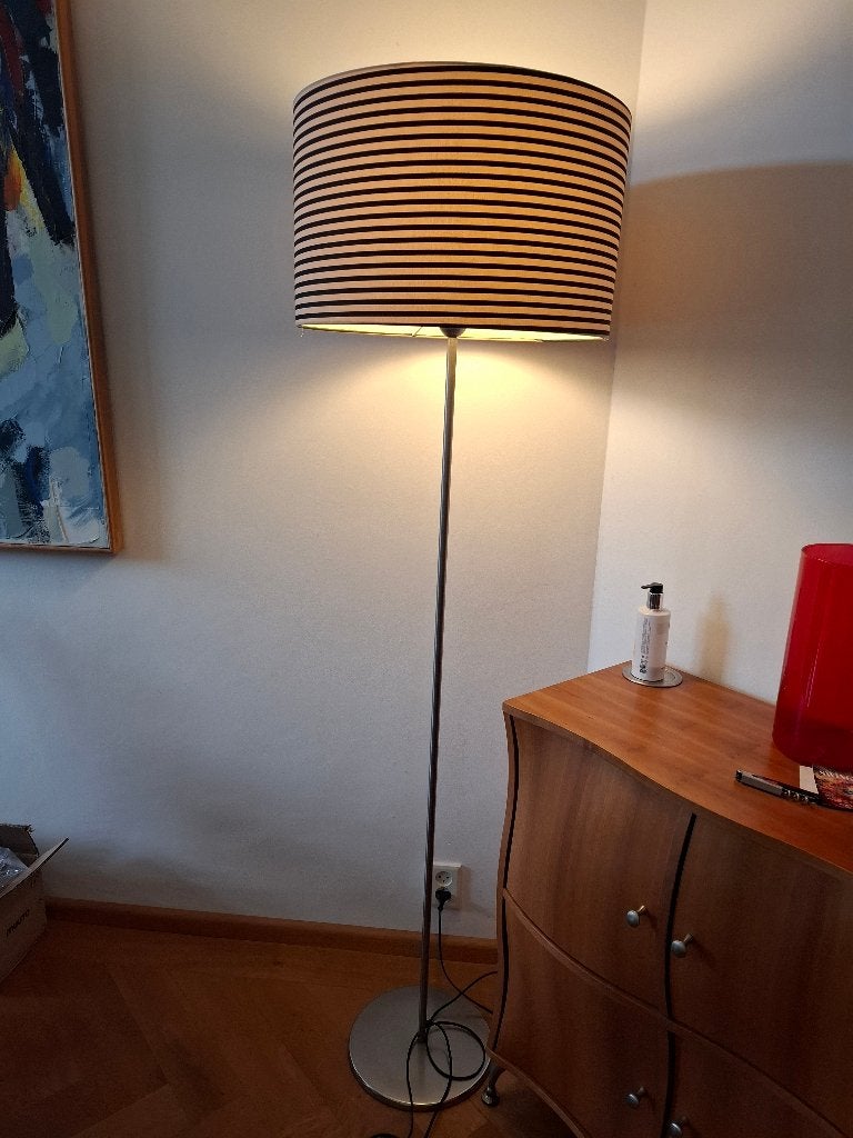 Twee moderne staande schemerlampen, Ophalen, Gebruikt, Natuurlijk materiaal, E27 (groot)