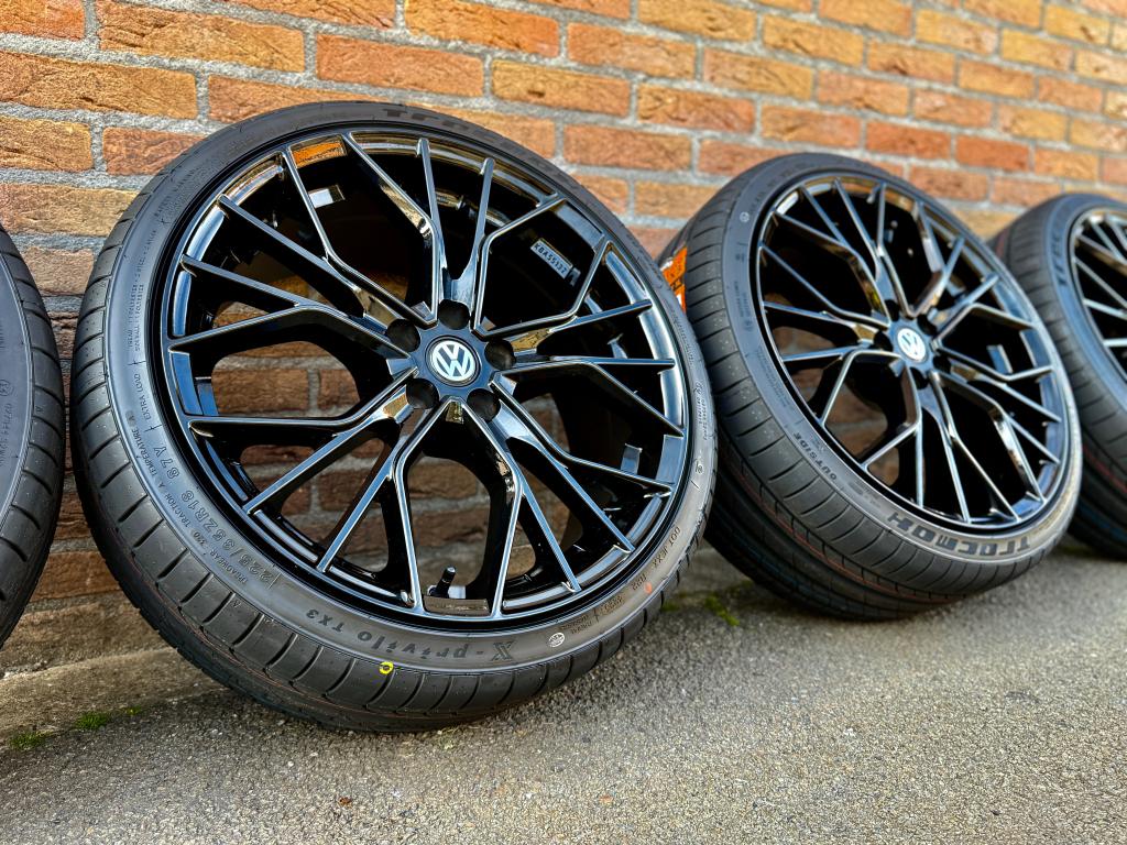 Volkswagen Polo Audi A1 Seat Ibiza velgen 18 inch met banden, Niet ingevuld, 18 inch, Banden en Velgen, Niet ingevuld