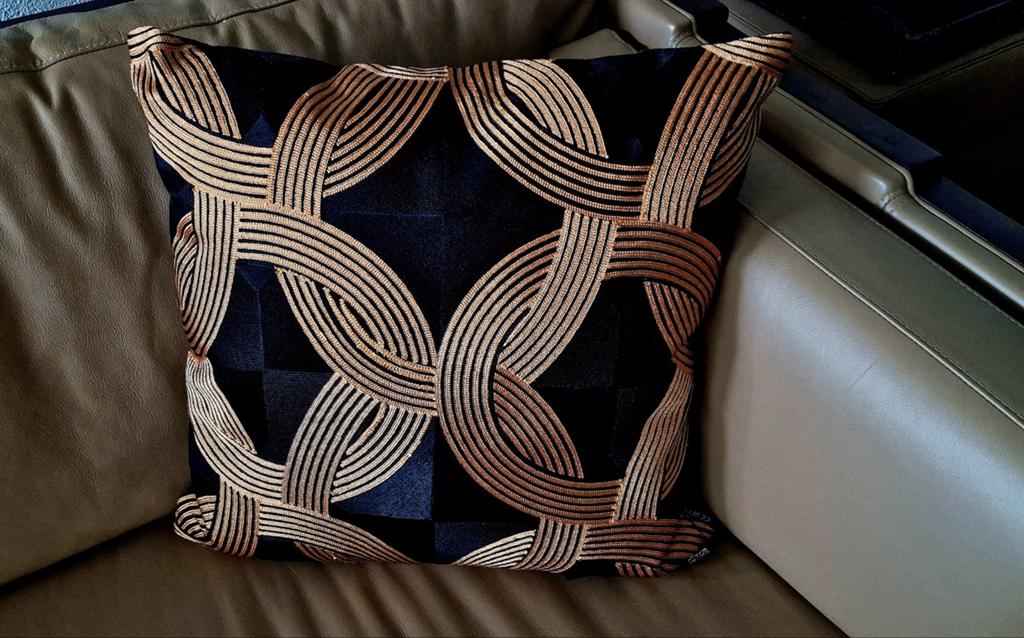 Colmore Sierkussen Zwart/Goud 50x50 - Splinternieuw, Huis en Inrichting, Woonaccessoires | Kussens, Ophalen of Verzenden, Nieuw