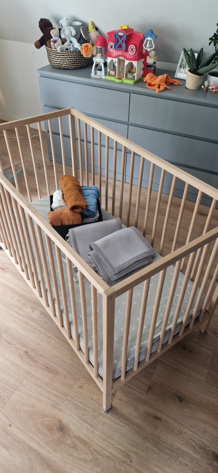 Babyledikant incl benodigdheden, Ophalen, Gebruikt, Rechthoekig, In hoogte verstelbaar