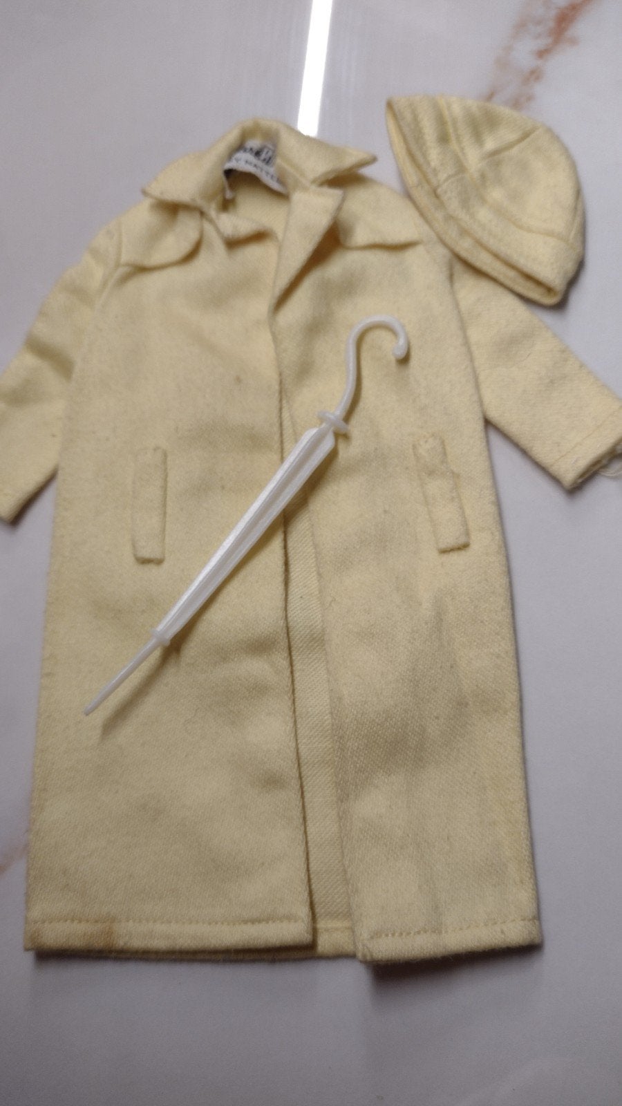 Vintage Barbie jas en muts met paraplu/63, Ophalen of Verzenden, Gebruikt, Barbie