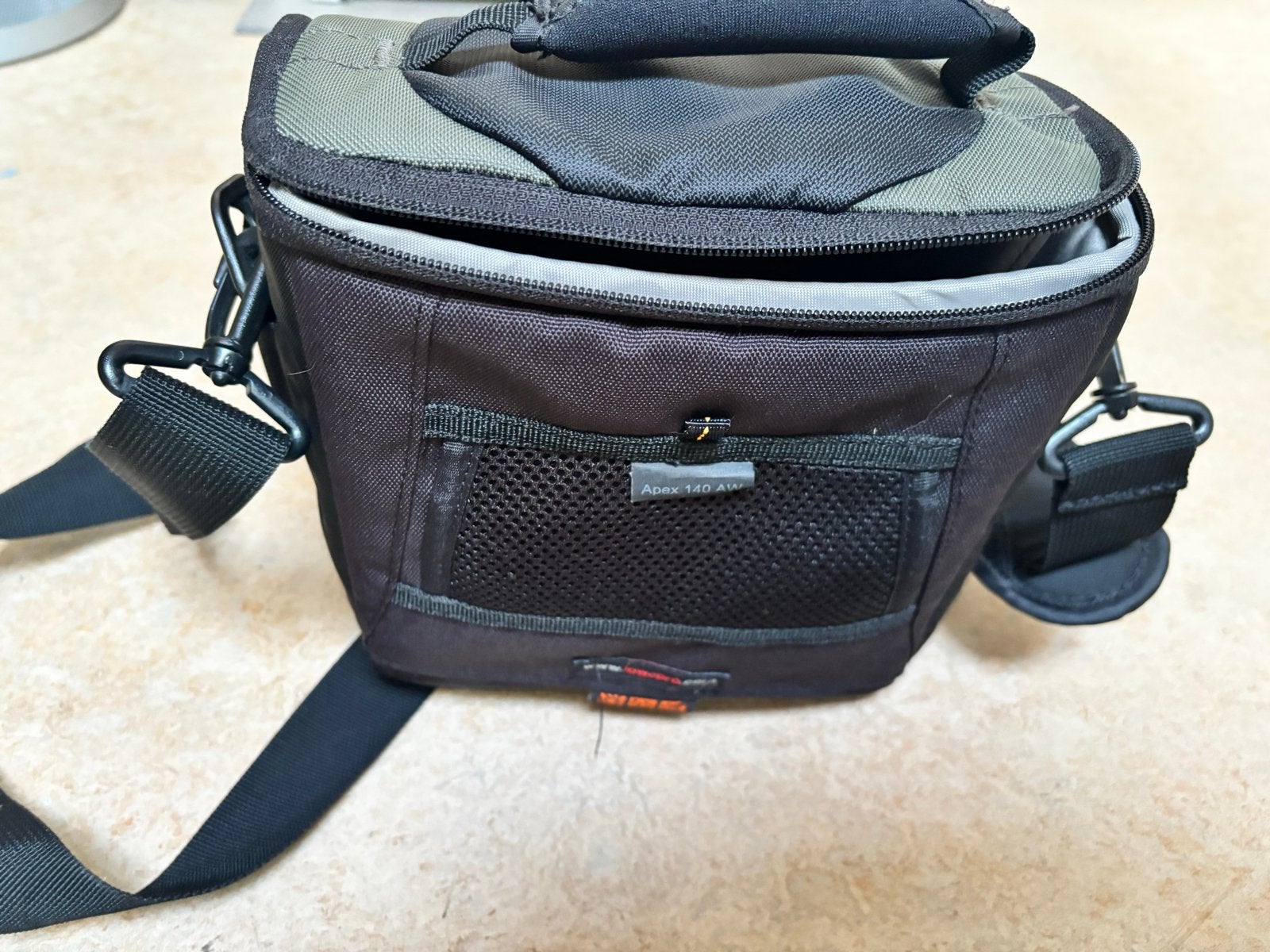 Lowepro Apex 140 AW cameratas - Zwart/Grijs, Audio, Tv en Foto, Gevoerd, Ophalen of Verzenden, Zwart, Schoudertas