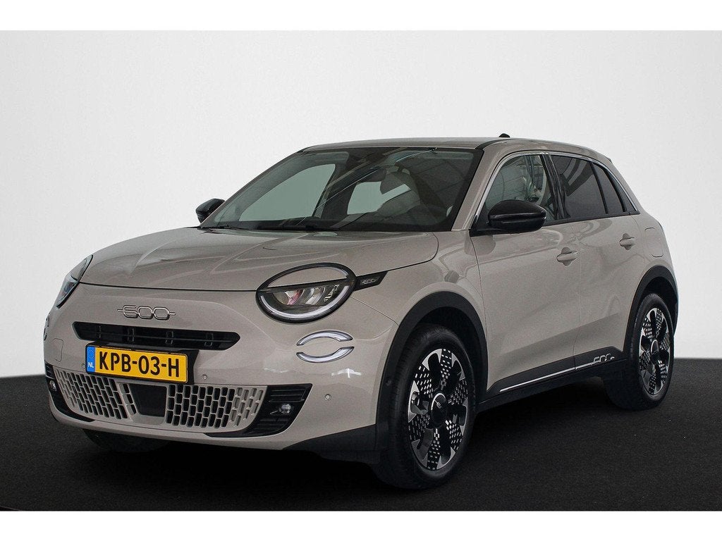 Fiat 600E La Prima 54 kWh Stoelverwarming Achteruitrijcamera, Auto's, Fiat, Automaat, Gebruikt, 156 pk, SUV of Terreinwagen