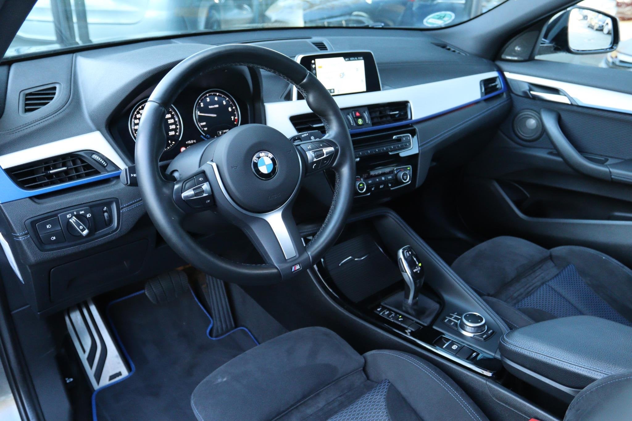 BMW X2 SDRIVE18I HIGH EXECUTIVE M-SPORT | PANO | LED | ALCAN, Auto's, Gebruikt, Euro 6, 3 cilinders, 725 kg