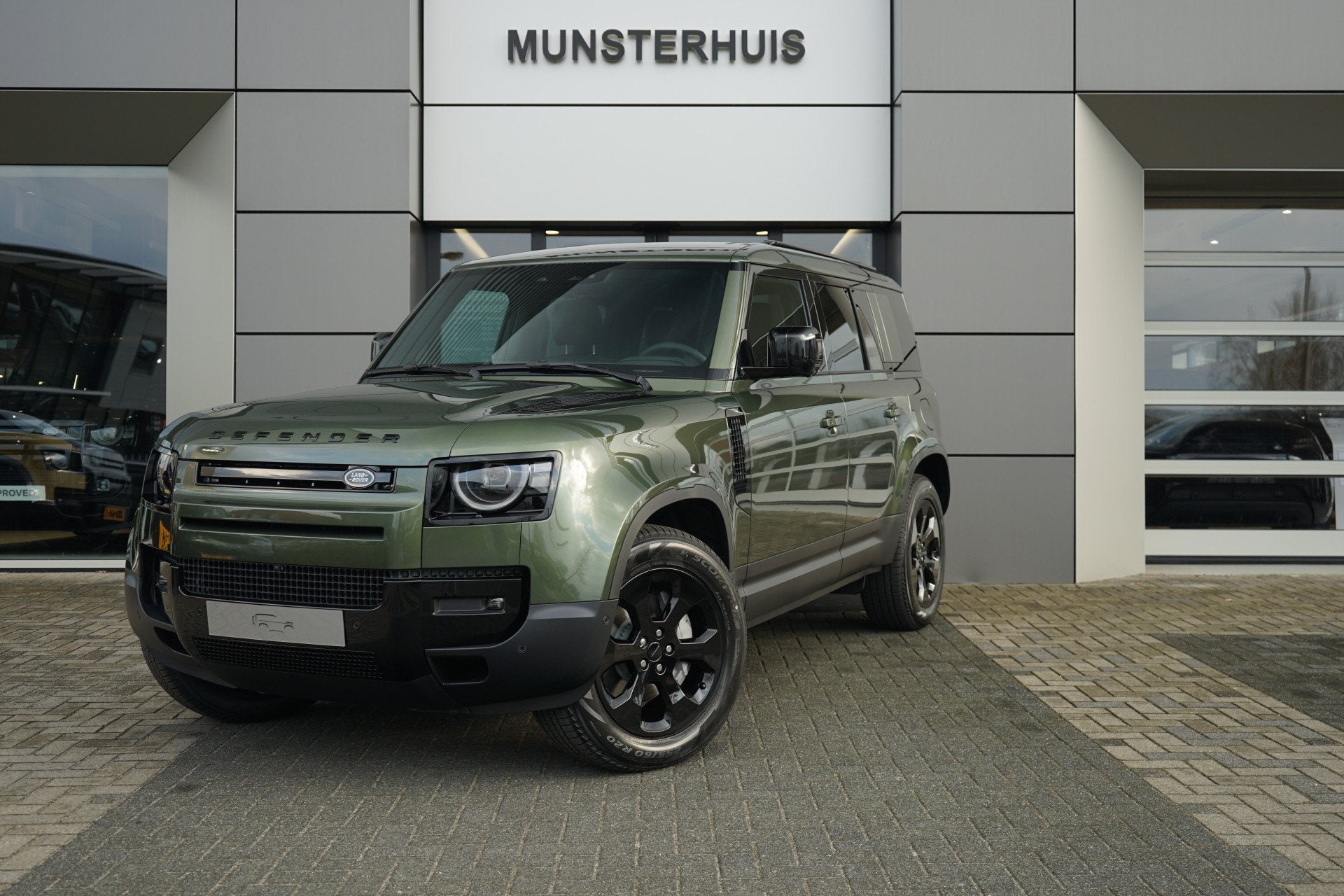 Land Rover Defender 110 P300e 110 Forest Edition | Schuif/Ka, Automaat, 12 maanden, Zwart, 4 cilinders
