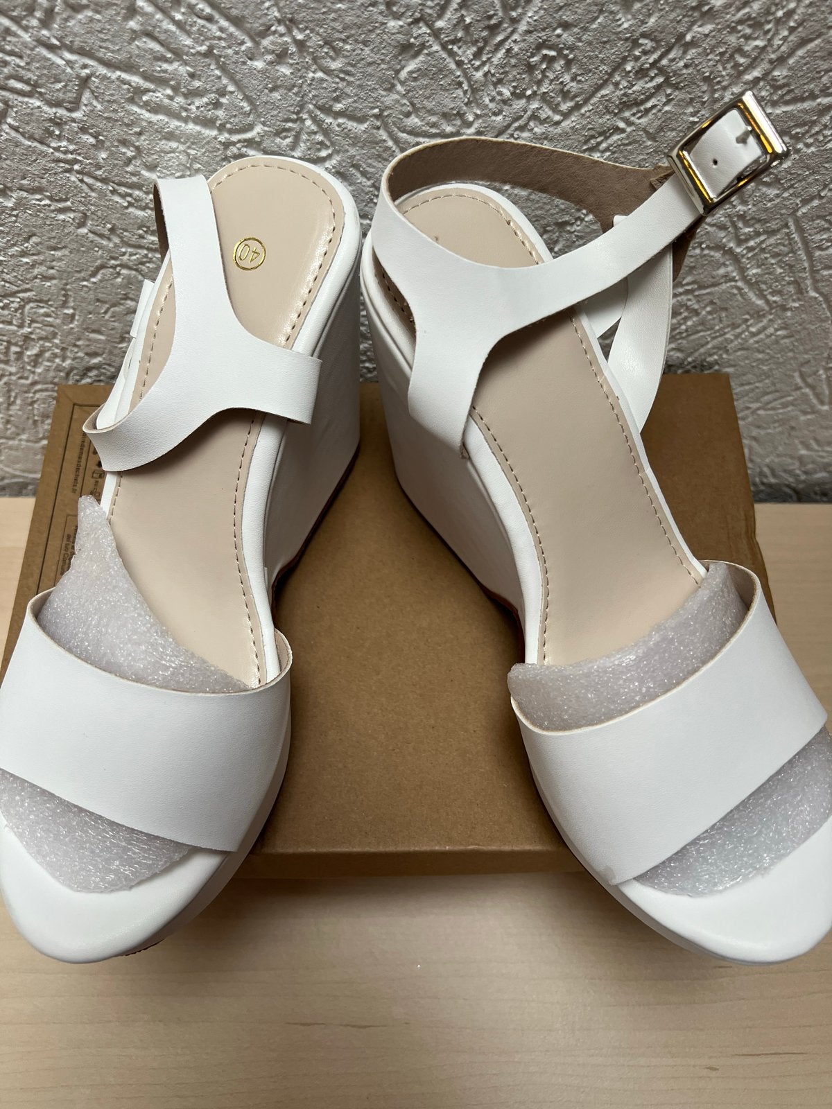 Witte bruidsschoenen met sleehak - allebei maat 40, Kleding | Dames, Trouwkleding en Trouwaccessoires, Ophalen of Verzenden, Nieuw