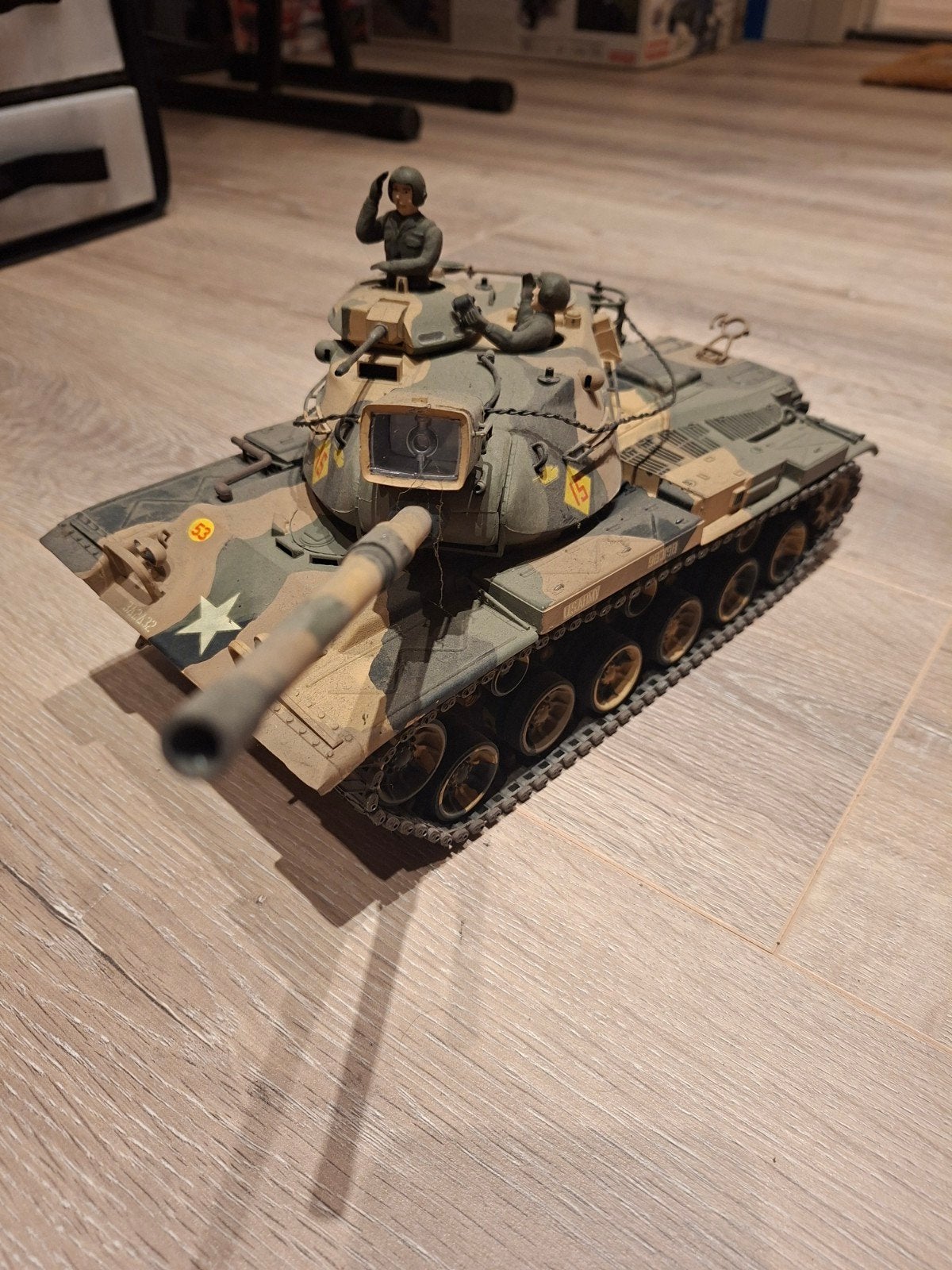 Mooie decoratie tank met camouflagepatroon, Overige merken, Gebruikt, Tank, 1:32 tot 1:50