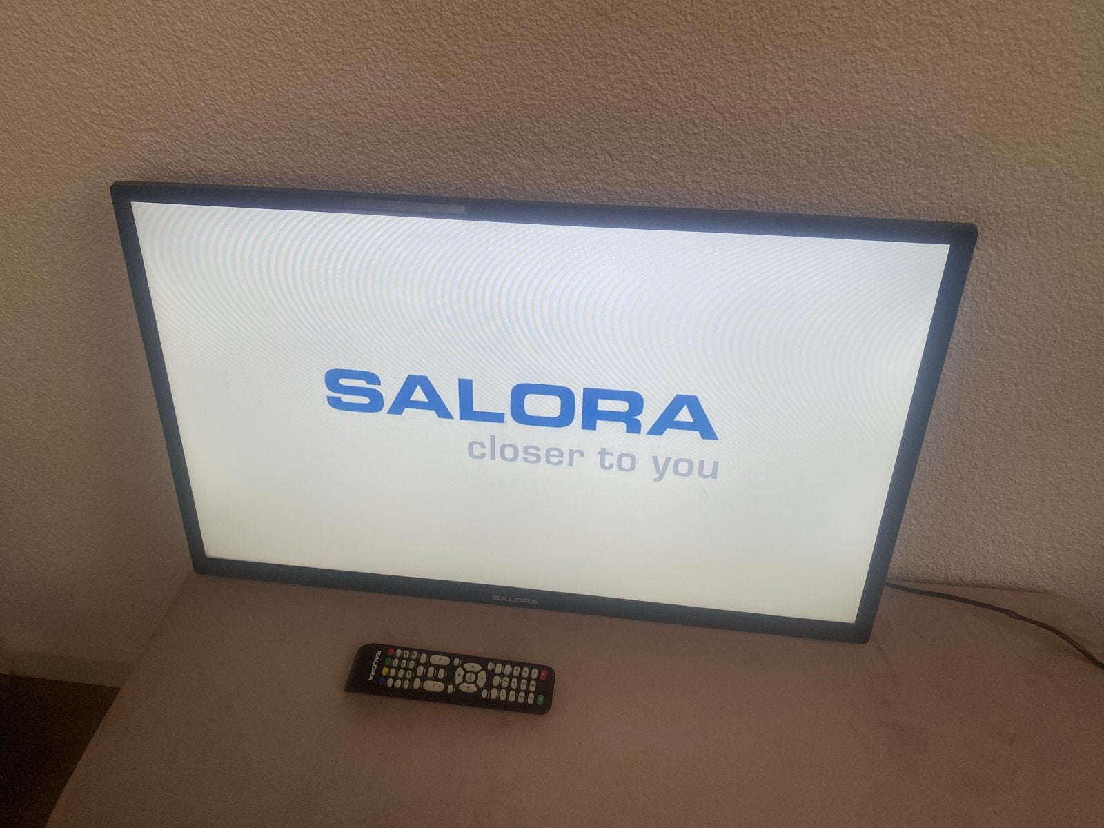 Salora TV met afstandsbediening (zonder standaard/voeten), Ophalen, Gebruikt, Overige merken