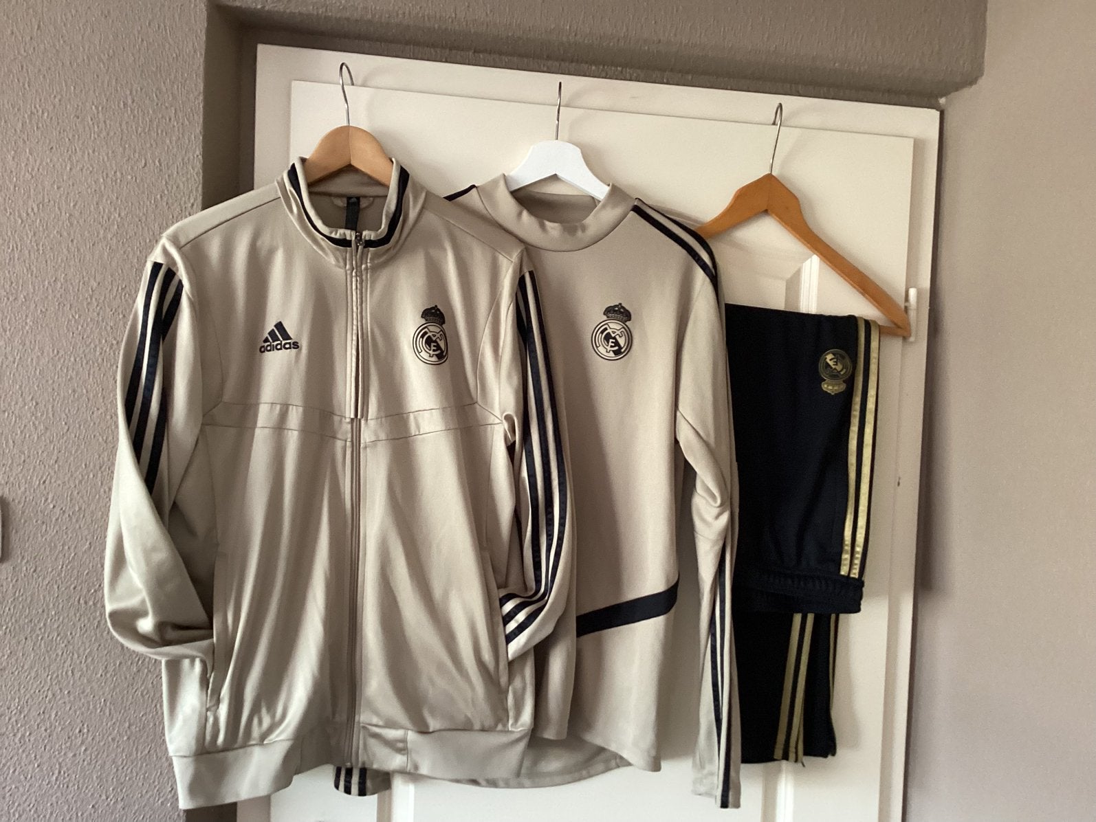 Prachtig trainingspak met t” shirt Adidas maat M te koop., Ophalen of Verzenden, Zo goed als nieuw