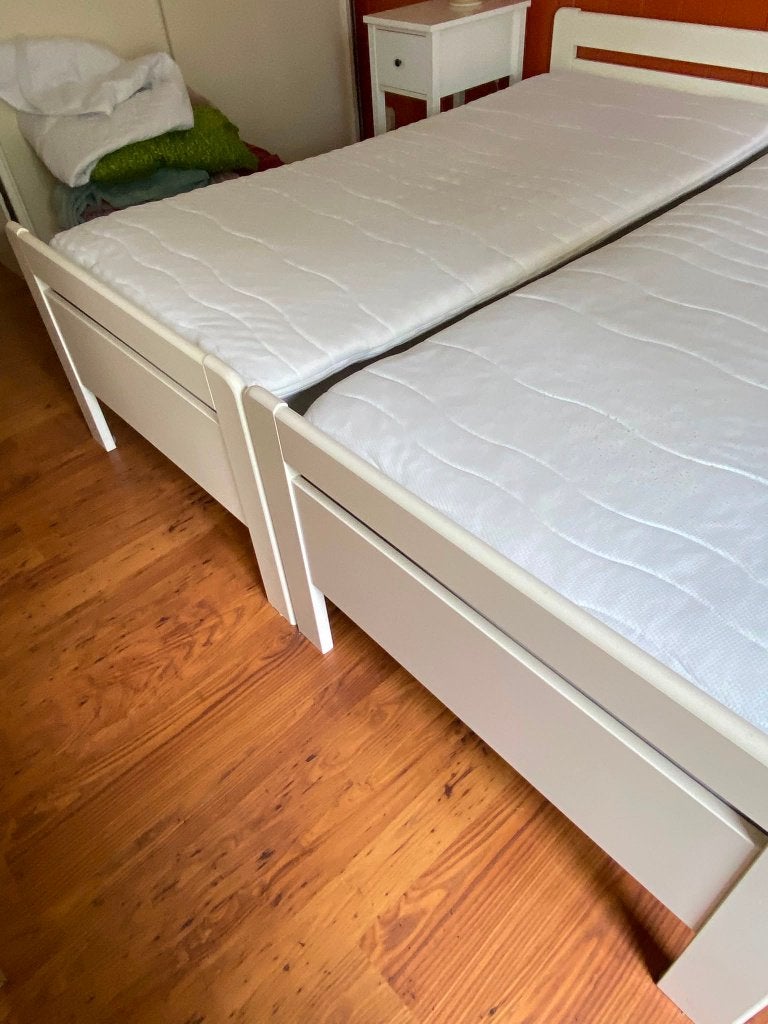 2 1 persoons bedden ikea met sultan matrassen, Ophalen, Gebruikt, 90 cm, Wit