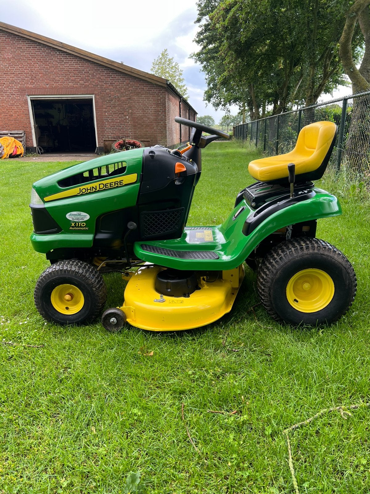 IZGS: John Deere X110 zitmaaier 18,5pk hydrostaat 218u, Tuin en Terras, Elektrische starter, X110, Info@johndeere.com, Ophalen of Verzenden