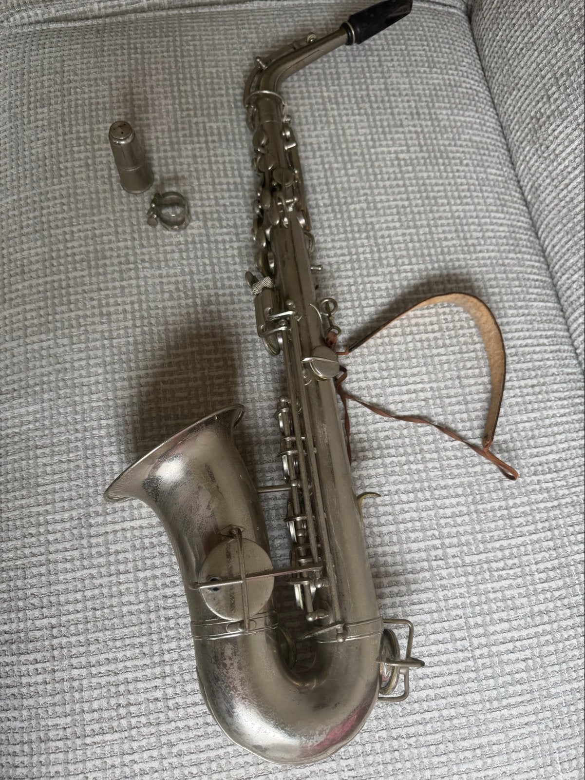 Vintage saxofoon- Zilverkleurig, Muziek en Instrumenten, Blaasinstrumenten | Saxofoons, Ophalen, Gebruikt