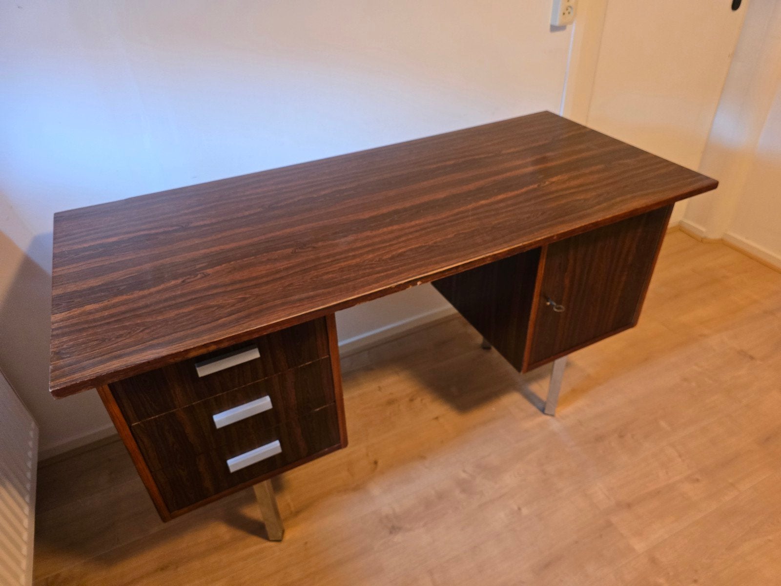 Vintage pallissander bureau met lades en kastje - 130x57 cm, Ophalen, Met lades, Gebruikt, Hout