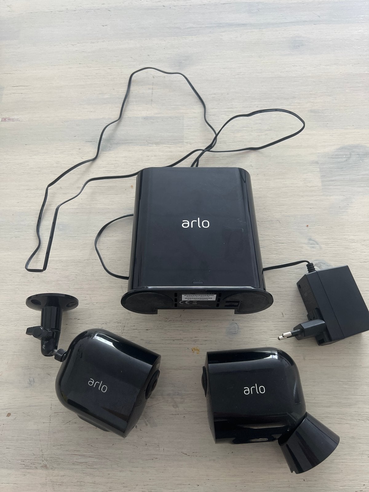 Arlo ultra2 4k beveiligingscamera met 2 camera's en homebase, Ophalen of Verzenden, Zo goed als nieuw, Buitencamera