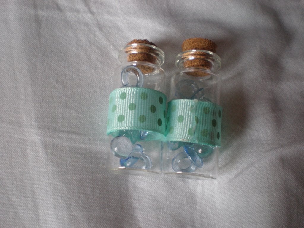 Twee flesjes met blauwe speentjes. Nieuw., Ophalen of Verzenden, Nieuw, Versiering, Geboorte of Huwelijk