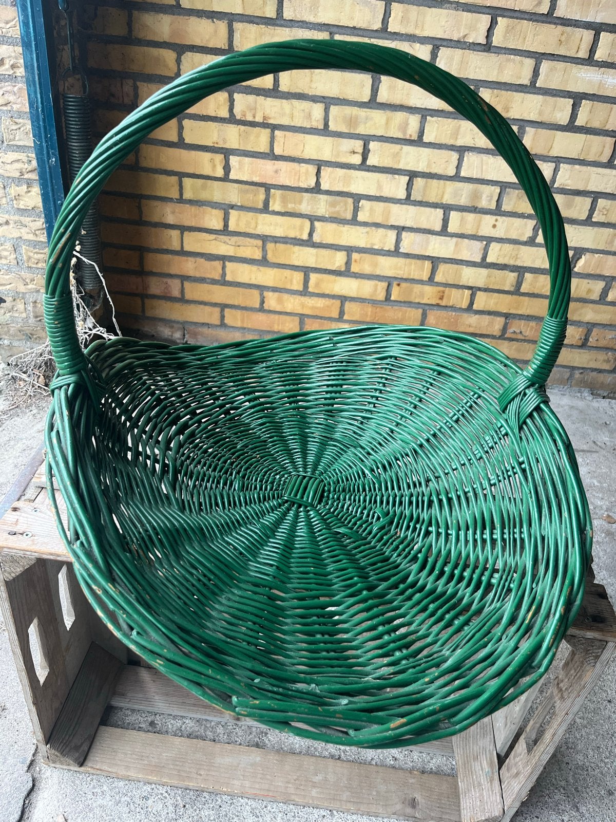 Groene rieten mand met handvat, Huis en Inrichting, Ophalen, Gebruikt, Gevlochten, Mand