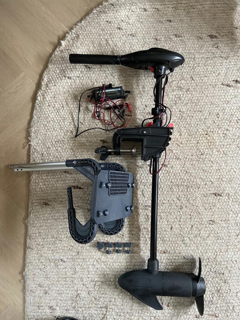 Intex elektrische fluister motor met montagekit en oplader, Watersport en Boten, Ophalen, Gebruikt, Motor en Techniek