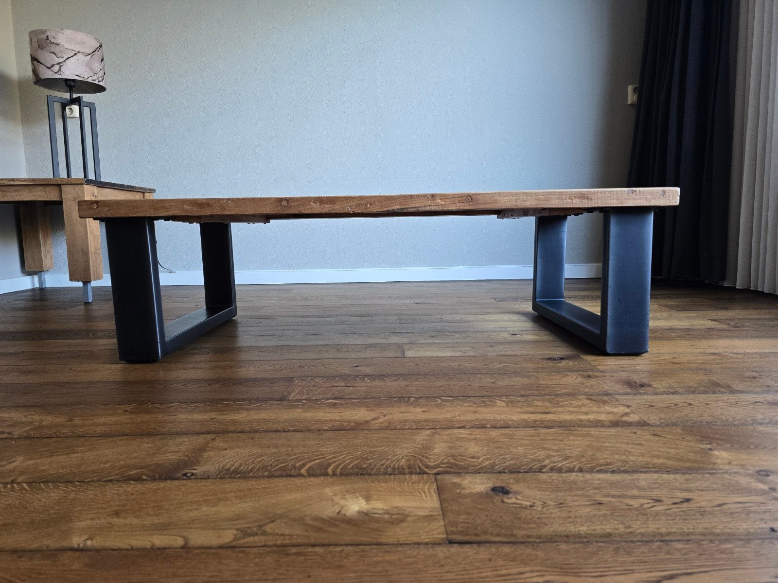 Salontafel met zwart stalen poten, Ophalen, Rechthoekig, 100 tot 150 cm, 50 tot 100 cm