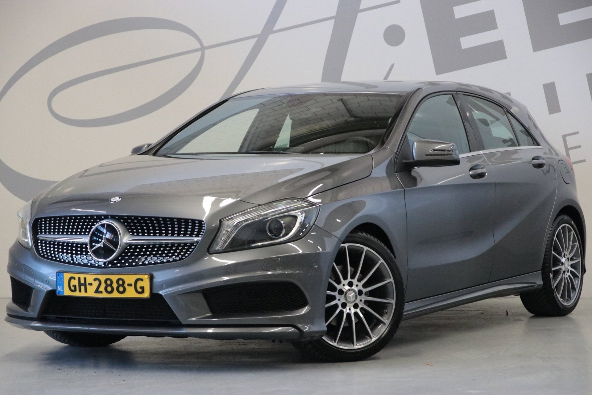 Mercedes-Benz A-klasse 180 AMG-styling/NAP/Origineel NL, Voorwielaandrijving, Gebruikt, 4 cilinders, Leder en Stof