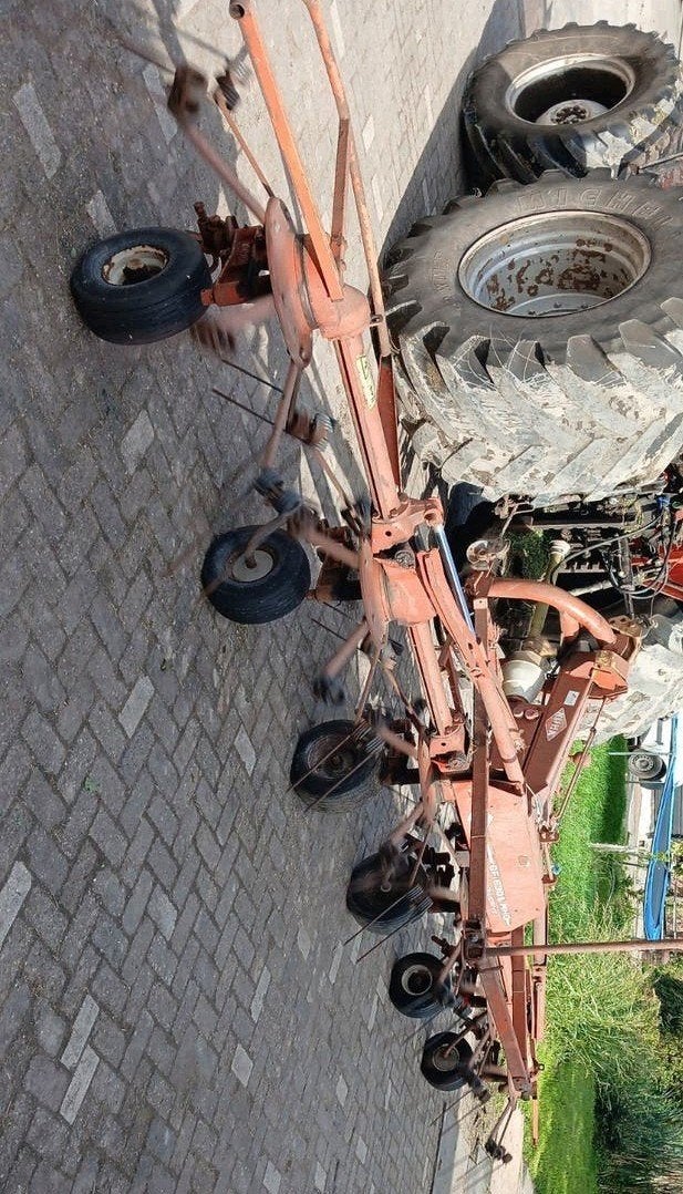 claas ronde balen pers, kuhn schudder, quad, Ophalen, Weidebouw