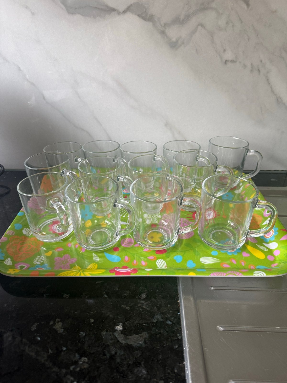 Set van 12 glazen mokken op dienblad, Ophalen of Verzenden, Meerkleurig, Glas, Overige typen