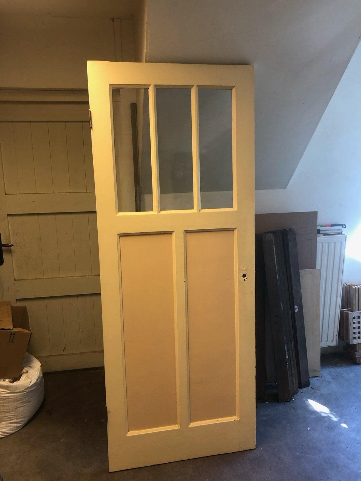 Oude paneeldeur met drie glazen ruitjes, Doe-het-zelf en Verbouw, Ophalen, Gebruikt, Binnendeur, 200 tot 215 cm