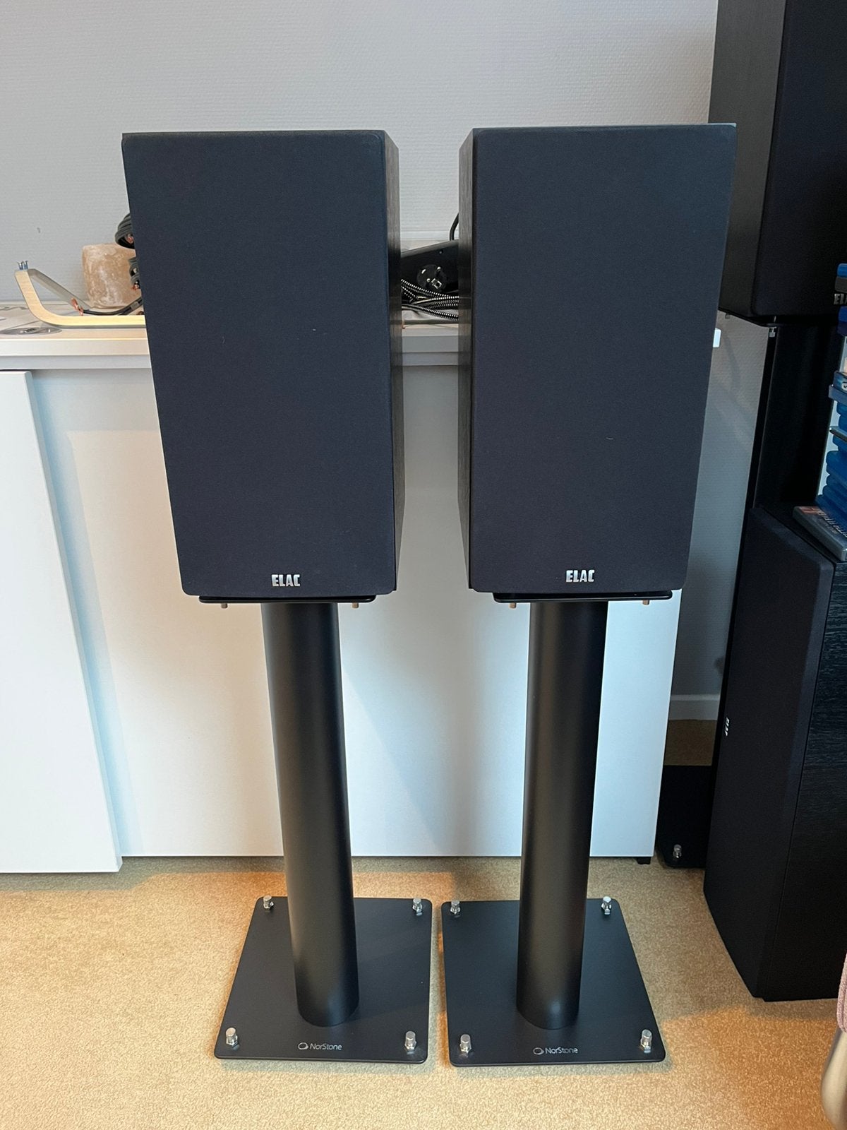 Elac Debut 2.0 B6.2 op Norstone Stylum stands, Stereo speakers, Zo goed als nieuw, 60 tot 120 watt, Basreflex