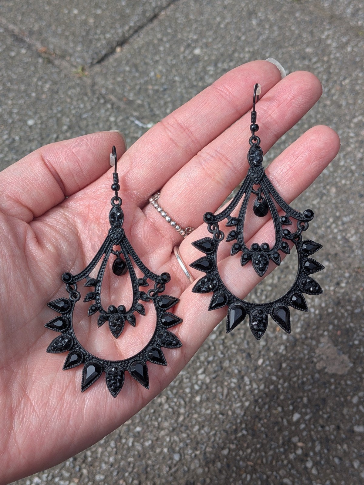 Gothic Zwarte Kroonluchter Oorbellen met Strass, Overige materialen, Hangers, Zwart, Ophalen of Verzenden
