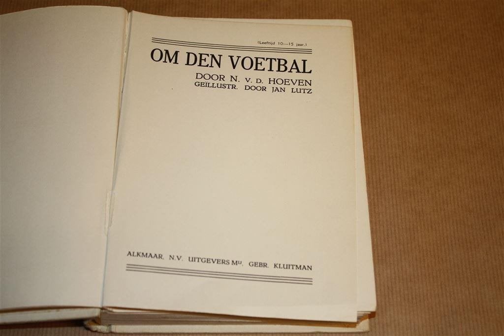 Om den voetbal. Hoeven. Kluitman 1e dr. 1934., Boeken, Ophalen of Verzenden, Gelezen