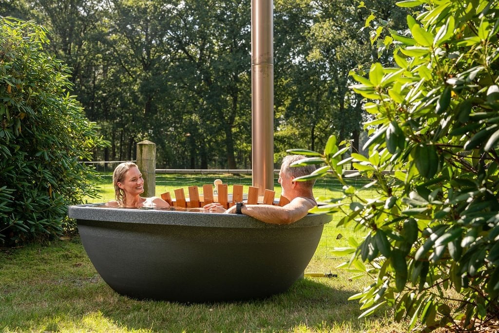 Welltub 2-Persoons Hottub Houtgestookt - Gratis Deksel, Tuin en Terras, Nieuw, Ophalen of Verzenden, Info@welltub.nl, Vast