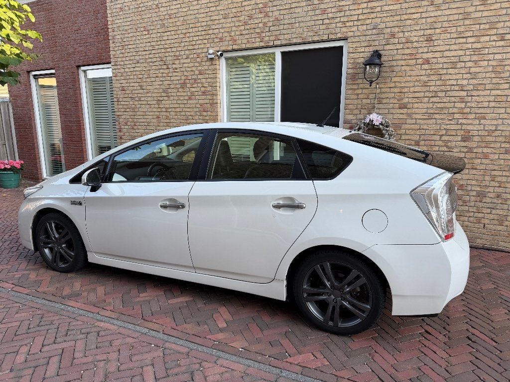 Toyota Prius 1.8 PHEV 2013 Wit - Lekke koppakking, Auto's, Toyota, Euro 5, Zwart, Wit, 75 €/maand