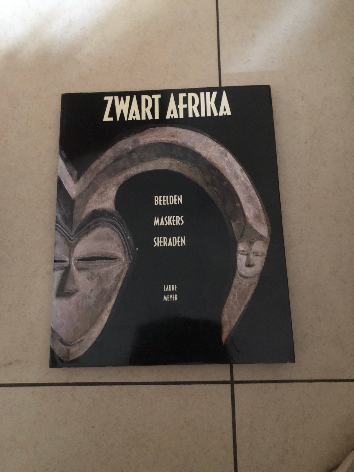 Zwart Afrika: Beelden, Maskers, Sieraden - Laure Meyer, Ophalen of Verzenden, Zo goed als nieuw, Beeldhouwkunst