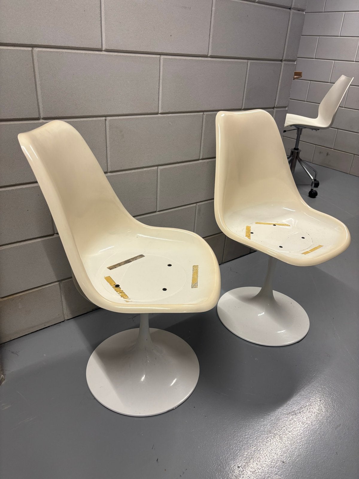 Set van 2 witte stoelen met trompetvoet, Ophalen, Kunststof, Gebruikt, Twee