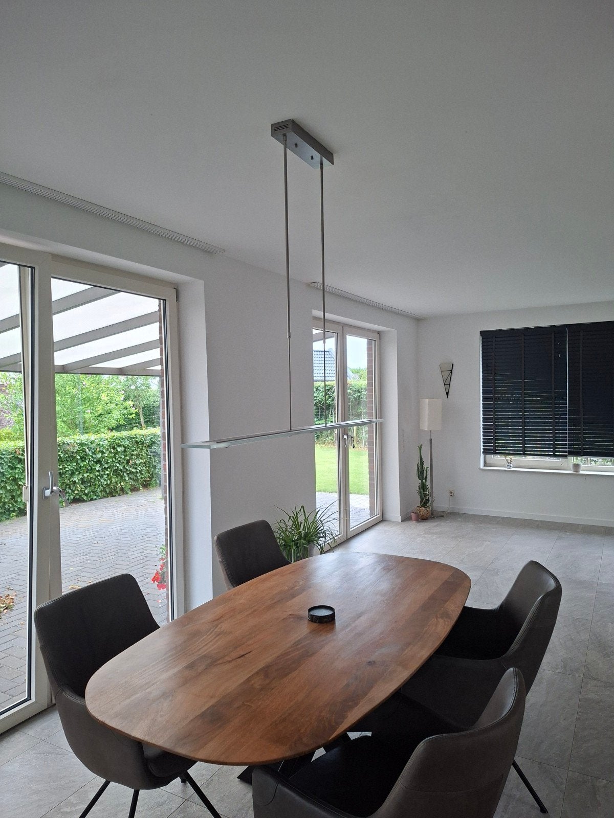 Moderne hanglamp met glazen en metalen design. Moet snel weg, Huis en Inrichting, Lampen | Hanglampen, Ophalen, Overige fittingen