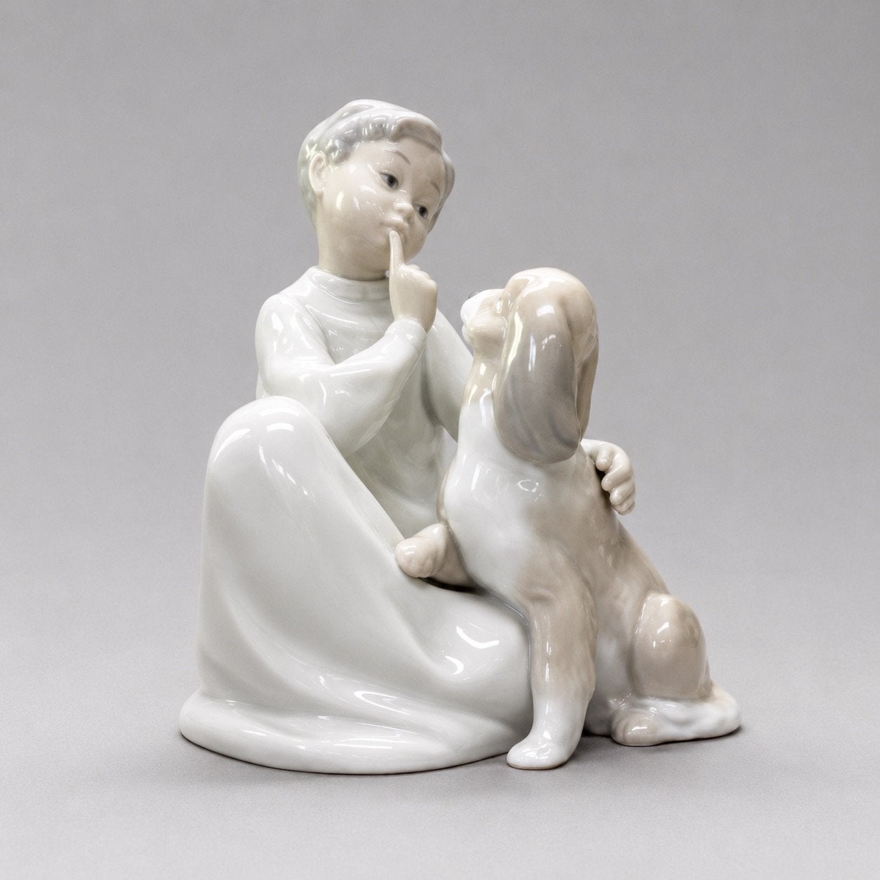 Lladró 4522 Shhh – Jongen met hond – Retired – 20 cm, Ophalen of Verzenden, Zo goed als nieuw, Dier