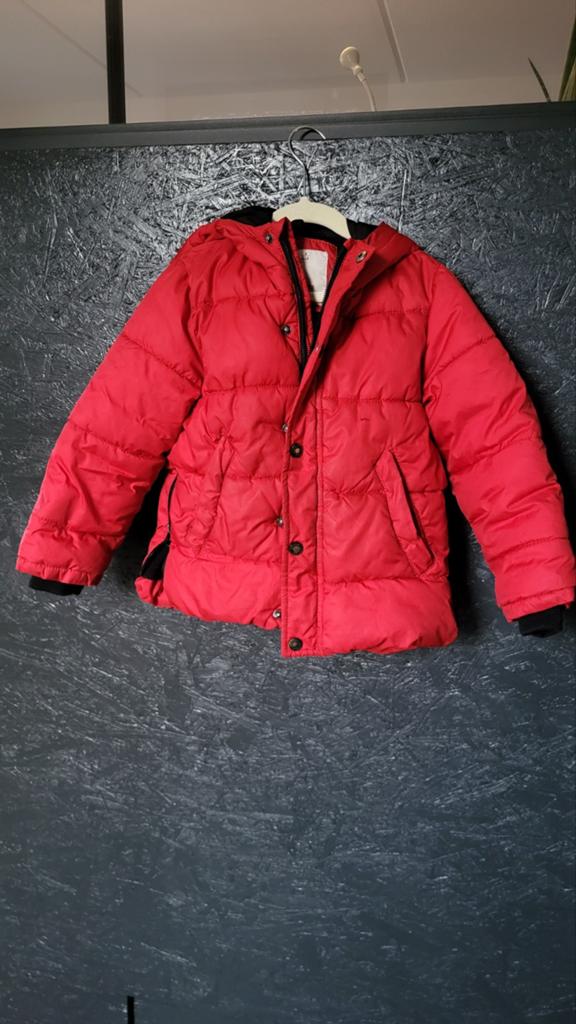 Rode gewatteerde jas van Zara, maat 116 (valt klein), Kinderen en Baby's, Kinderkleding | Overige, Ophalen, Gebruikt, Zara, Jongen of Meisje