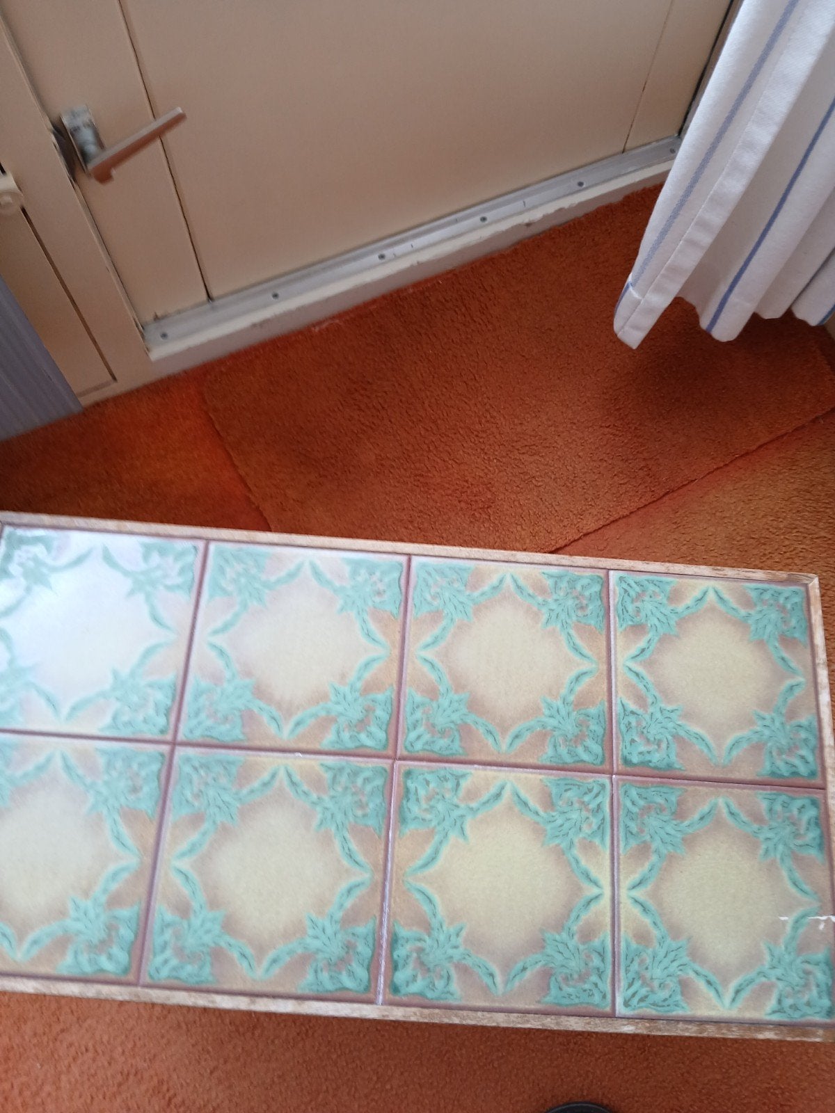 Bijzettafel met stenen tegels, lichte schade, Huis en Inrichting, Tafels | Bijzettafels, 45 tot 60 cm, Minder dan 55 cm, Gebruikt