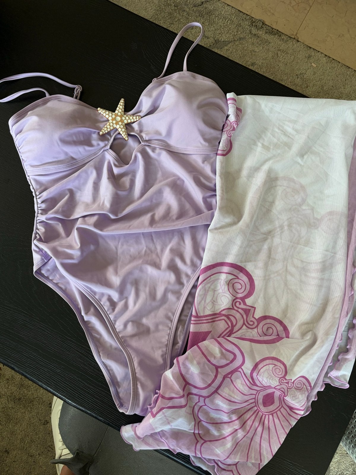 Lila badpak met parel zeester en bijpassende doek, Kleding | Dames, Ophalen of Verzenden, Nieuw, Paars, Badpak