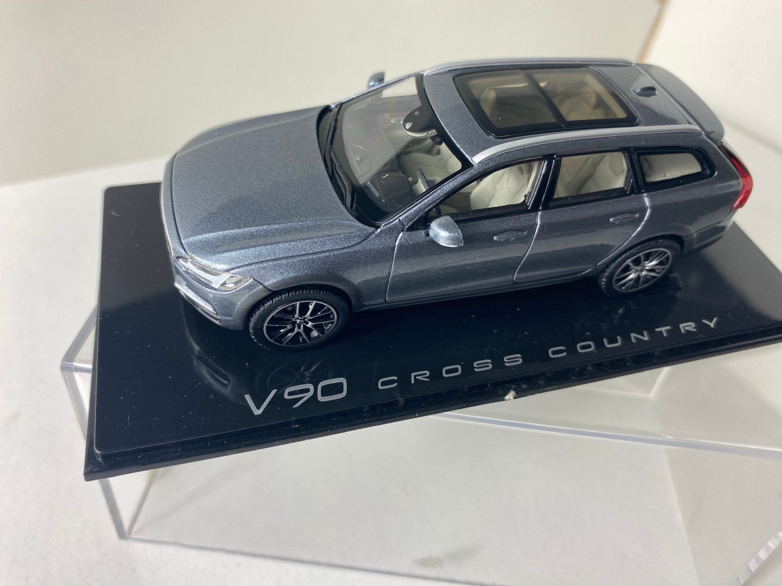1:43 VOLVO V90-with sunroof-in vitrinebox, Hobby en Vrije tijd, Modelauto's | 1:43, Ophalen of Verzenden, Nieuw, Auto, Norev