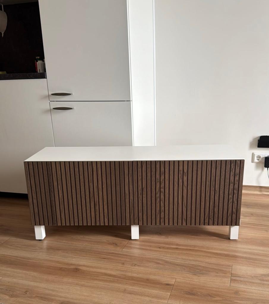 BESTÅ Tv-meubel met deuren, zwartbruin eiken fineer Japandi, Huis en Inrichting, Ophalen, 100 tot 150 cm, Eikenhout, Zo goed als nieuw